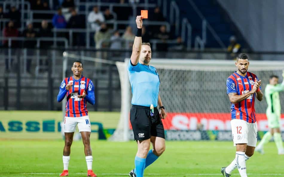 Veja análise do VAR que gerou expulsão polêmica em Bragantino x Bahia