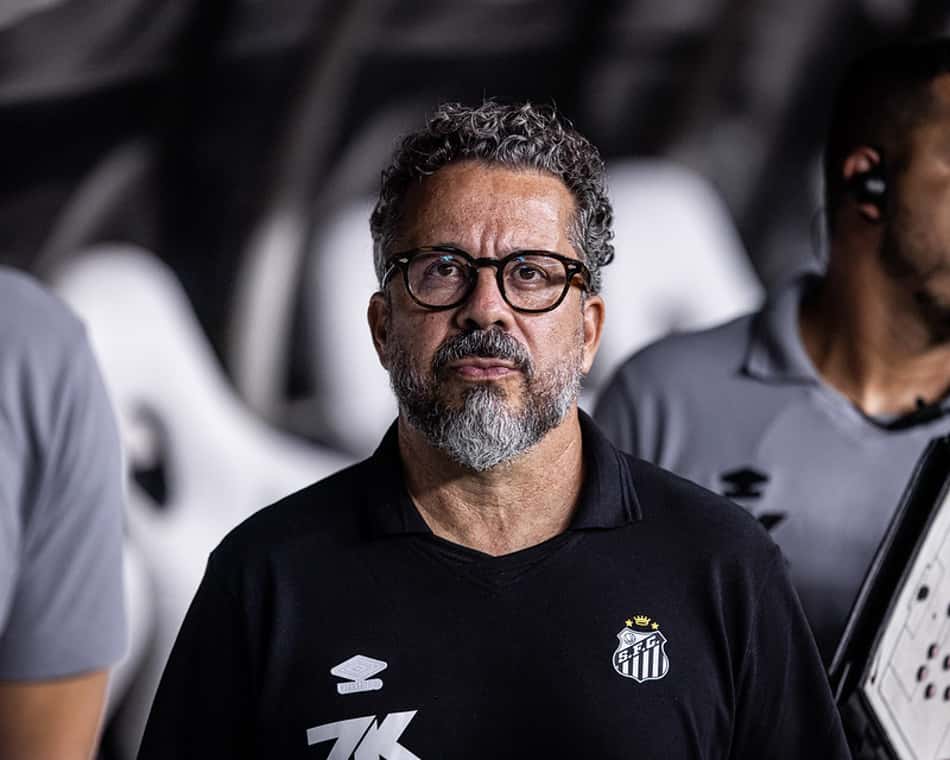 Cléber Xavier tem 9 jogos no comando do Santos, sendo 2 vitórias, 1 empate e 3 derrotas. (Foto: Raul Baretta/ Santos FC)