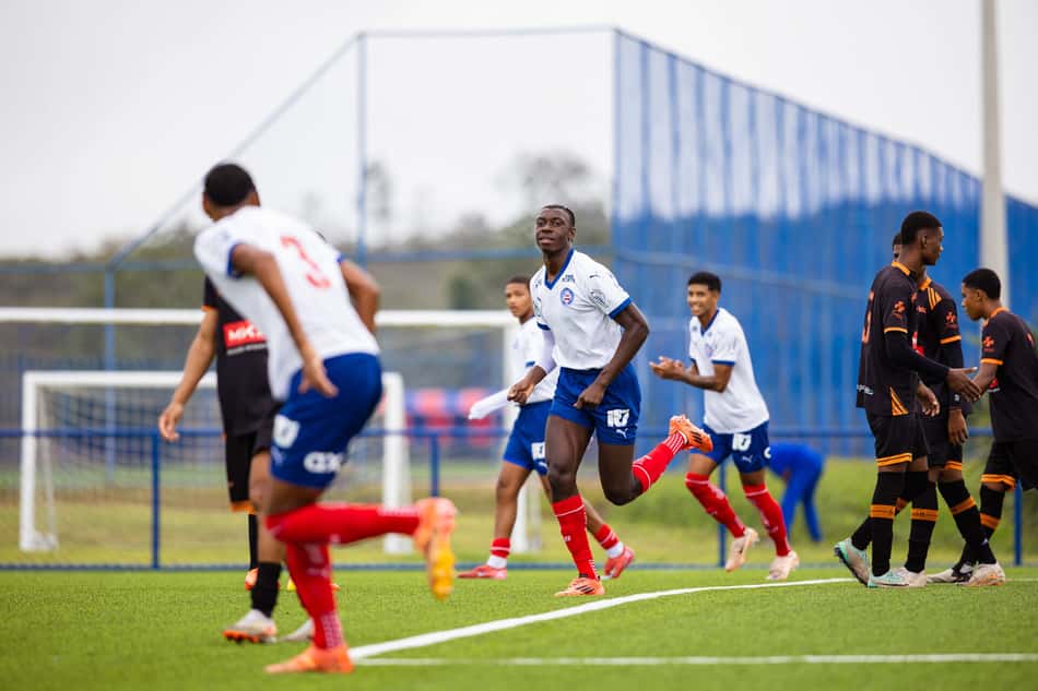 Jogadores do Bahia Sub-20 comemoram gol contra o SSA, pelo Campeonato Baiano (Foto: Letícia Martins / EC Bahia)