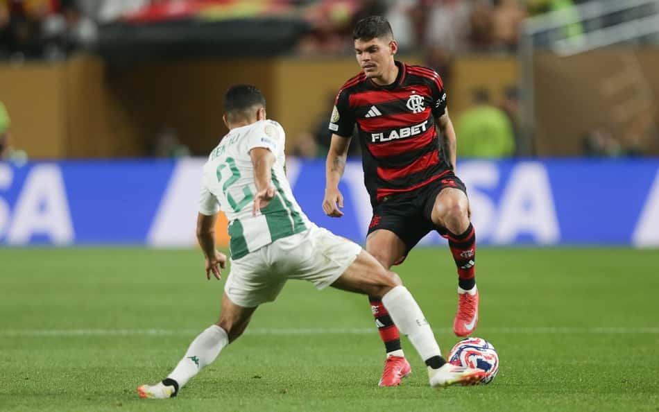 Ayrton Lucas mira confronto com o Chelsea pelo Mundial (Foto: Gilvan de Souza/Flamengo)