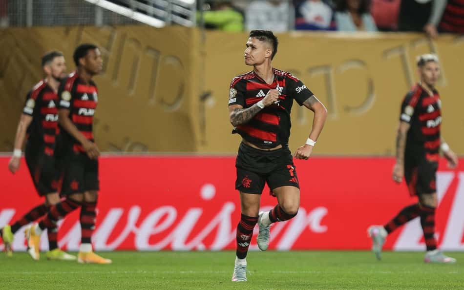 Luiz Araújo quer fazer história pelo Flamengo e recebe elogios de Zico