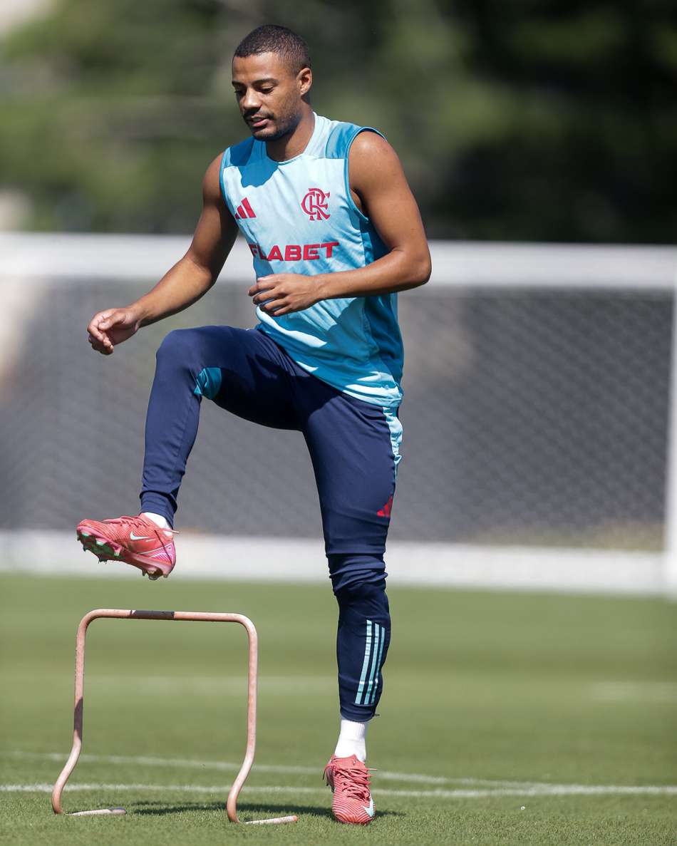 De La Cruz em atividades antes do jogo contra o Chelsea (Foto: Gilvan de Souza/Flamengo)