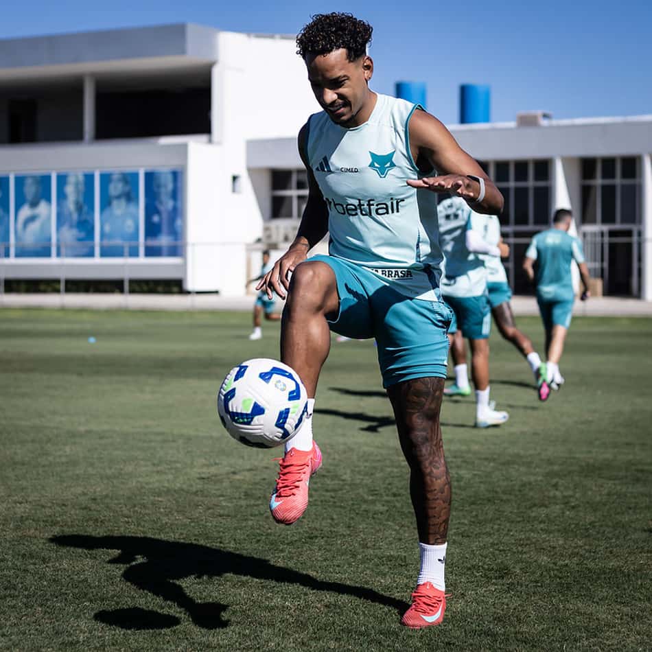 Meia Matheus Pereira, do Cruzeiro, em treino na Toca da Raposa (Foto: Gustavo Aleixo/Cruzeiro)