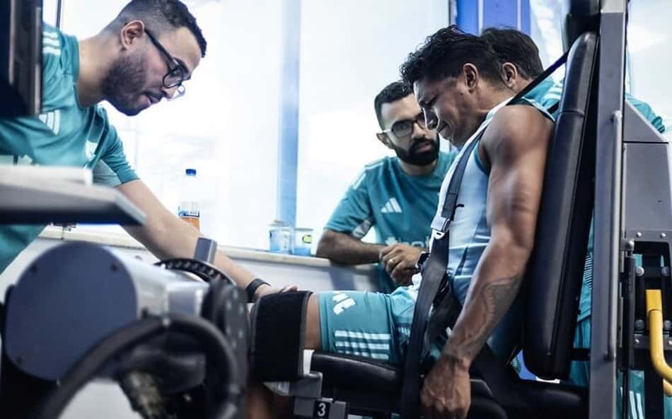 Jogadores do Cruzeiro fazem avaliação física na Toca da Raposa