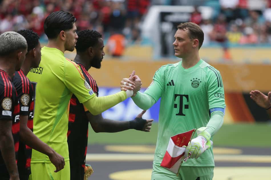 Neuer cumprimenta Rossi antes de Flamengo x Bayern (Foto: Gilvan de Souza / Flamengo)
