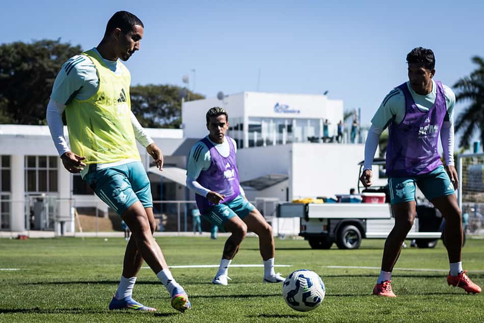 Volante Christian, do Cruzeiro, em treino na Toca da Raposa (Foto: Gustavo Aleixo/Cruzeiro)