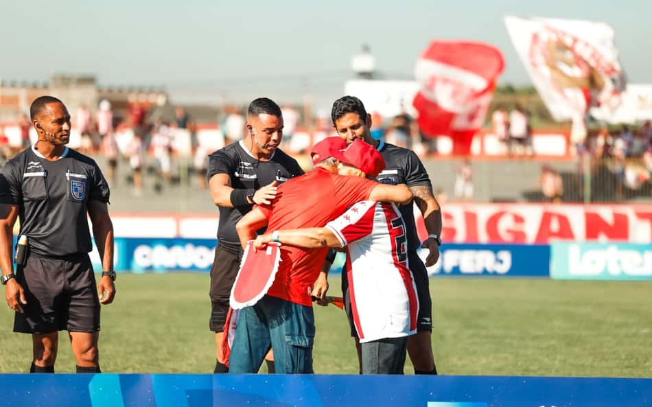 'Futebol raiz': bisavós viram capitães em jogo do Cariocão A2