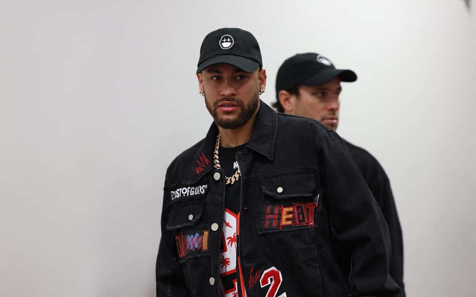 Astro da NBA aparece com camisa autografada por Neymar