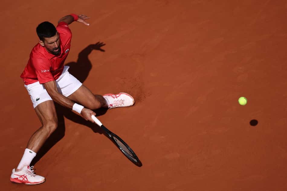 Novak Djokovic na tranquila vitória sobre o britânico Cameron Norrie em Roland Garros (Foto: Anne-Christine POUJOULAT / AFP)
