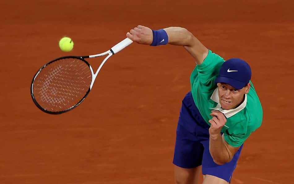 O italiano Jannik Sinner saca na partida contra o russo Andrey Rublev em Roland Garros (Foto: Alain JOCARD / AFP)