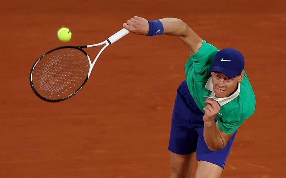 O italiano Jannik Sinner saca na partida contra o russo Andrey Rublev em Roland Garros (Foto: Alain JOCARD / AFP)
