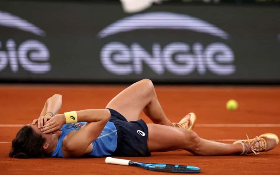 A emoção da francesa Lois Boisson após a vitória sobre a russa Mirra Andreeva em Roland Garros (Foto: ALAIN JOCARD / AFP)