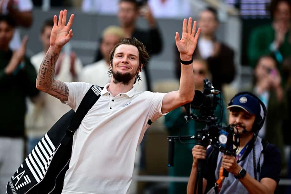 O cazaque Alexander Bublik se despede do público após a derrota para Jannik Sinner em Roland Garros (Foto: JULIEN DE ROSA / AFP)