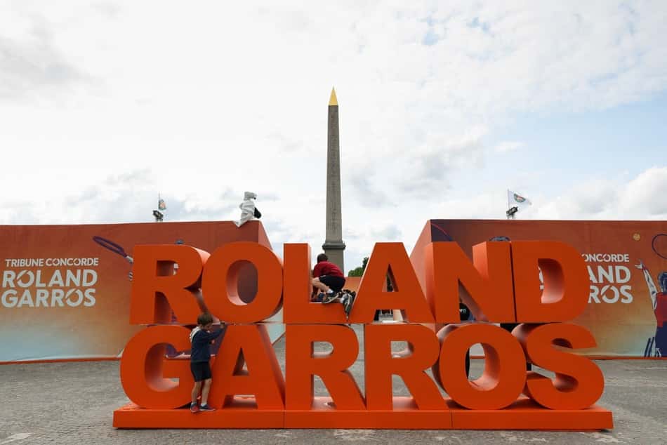 Crianças se divertem, na Praça de La Concórdia, em Paris, na Fanzone de Roland Garros (Foto: Xavier GALIANA / AFP)