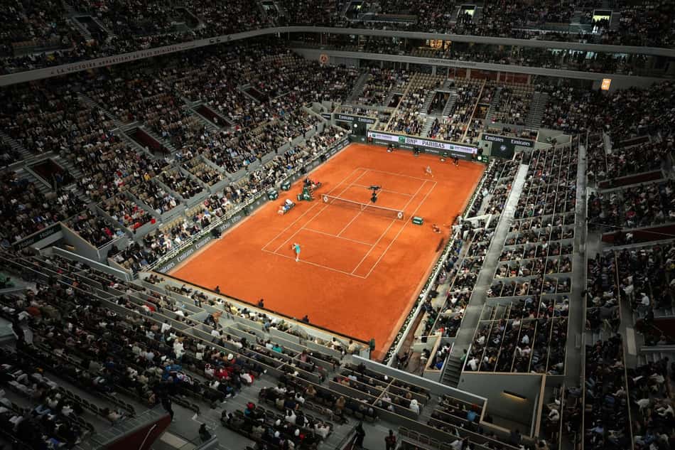 Quadra Philippe Chatrier, a central de Roland Garros, na semifinal entre a polonesa Iga Swiatek e a bielorrussa Aryna Sabalenka (Foto: Dimitar DILKOFF / AFP)