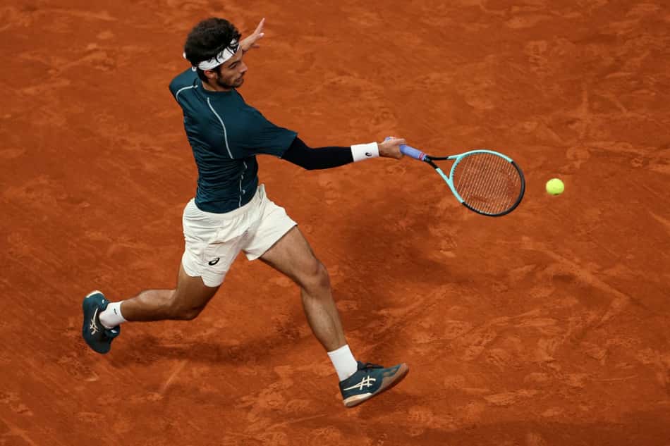 O italiano Lorenzo Musetti na partida cotnra o espanhol Carlos Alcaraz em Roland Garros (Foto: Alain JOCARD / AFP)