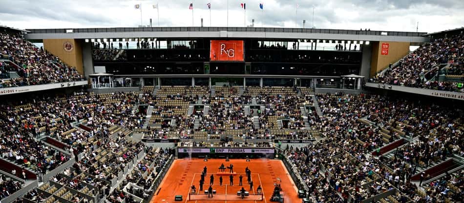 Artistas se apresentam na Philippe Chatrier, a quadra central de Roland Garros (Foto: JULIEN DE ROSA / AFP)