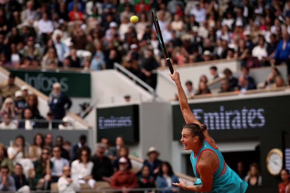 A bielorrussa Aryna Sabalenka saca na final de Roland Garros contra a americana Coco Gauff (Foto: Alain JOCARD / AFP)