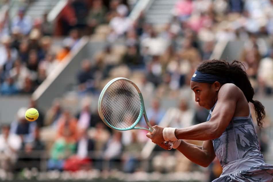 A americana Coco Gauff devolve a bola contra a bielorrussa Aryna Sabalenka na final de Roland Garros (Foto: ALAIN JOCARD / AFP)