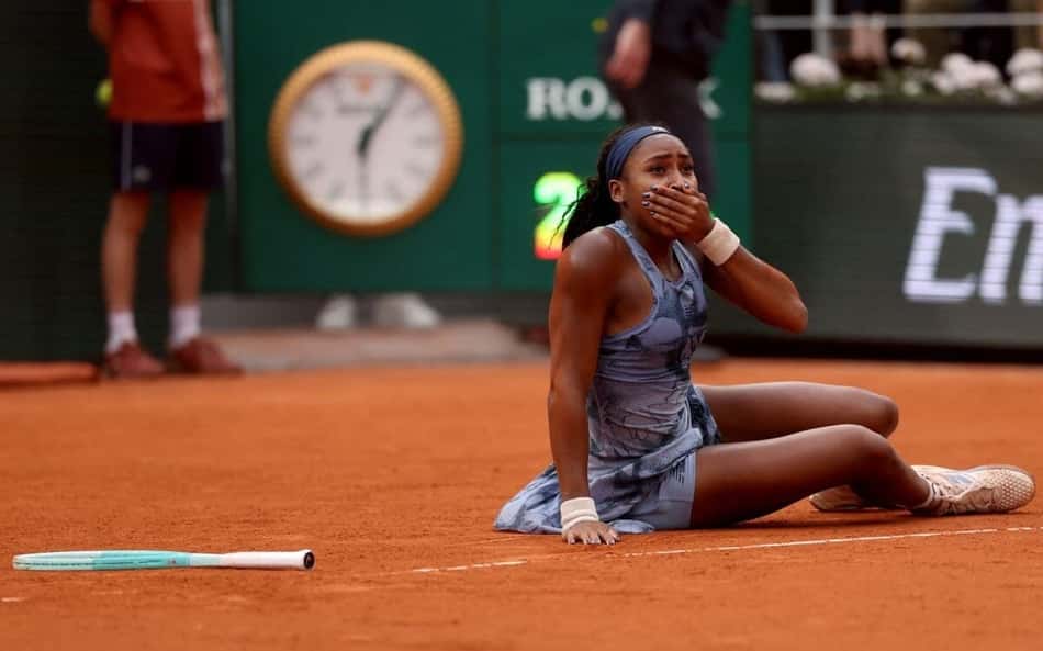 Coco Gauff parece não acreditar na vitória sobre a bielorrussa Aryna Sabalenka na final de Roland Garros (Foto: ALAIN JOCARD / AFP)