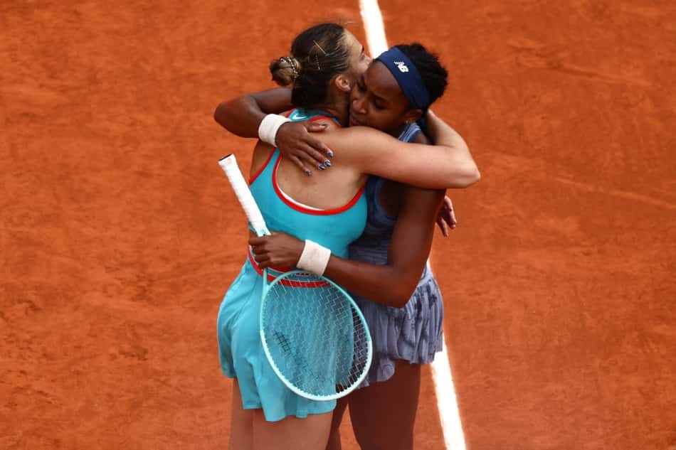 A campeã Coco Gauff é abraçada por Aryna Sabalenka após a vitória na final de Roland Garros (Foto: Thibaud MORITZ / AFP)