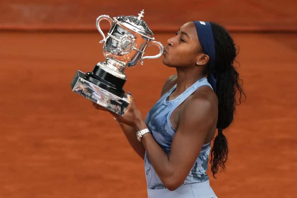 A americana Coco Gauff beija o troféu de Roland Garros (Foto: Dimitar DILKOFF / AFP)
