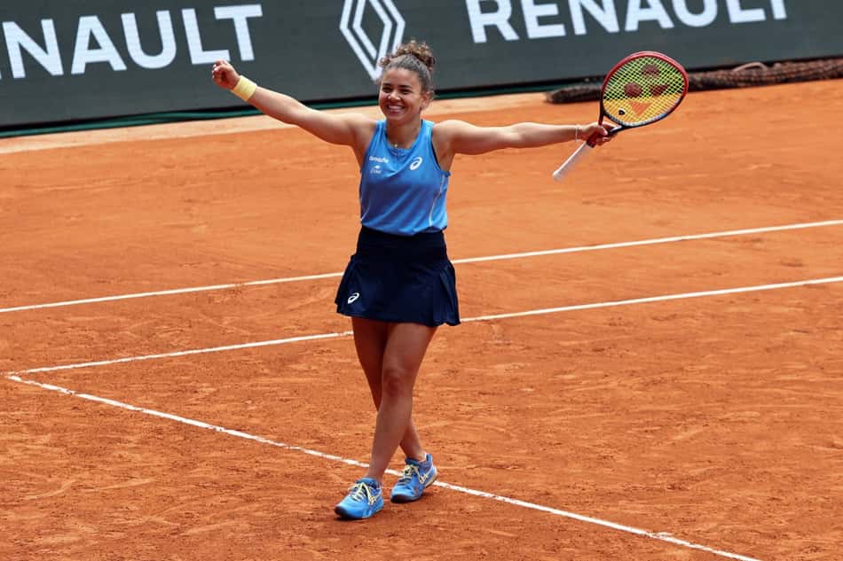 A emoção da italiana Jasmine Paolini com o título de duplas de Roland Garros (Foto: Thibaud MORITZ / AFP)