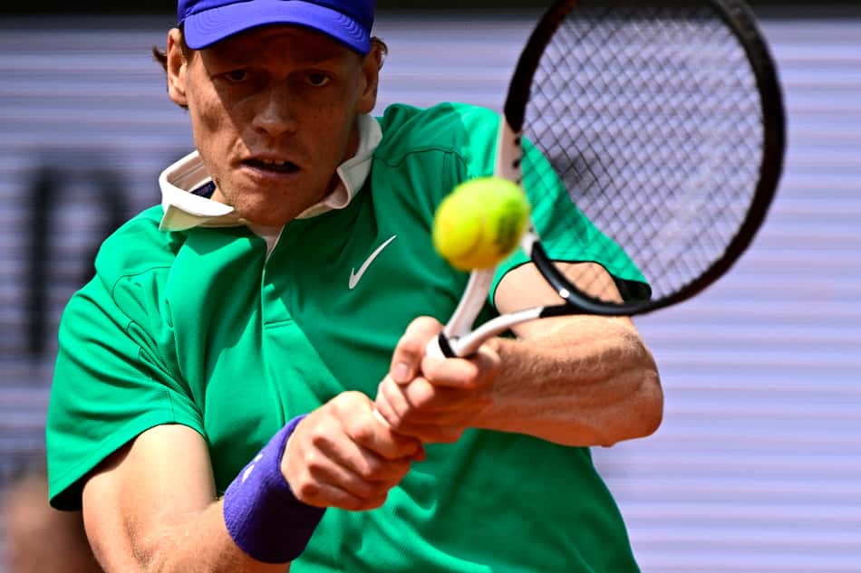 O italiano Jannik Sinner devolve a bola na final de Roland Garros contra o espanhol Carlos Alcaraz (Foto: JULIEN DE ROSA / AFP)