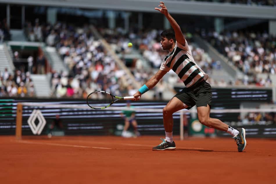 O espanhol Carlos Alcaraz devolve de backhand na final de Roland Garros contra o italiano Jannik Sinner (Foto; Alain JOCARD / AFP)