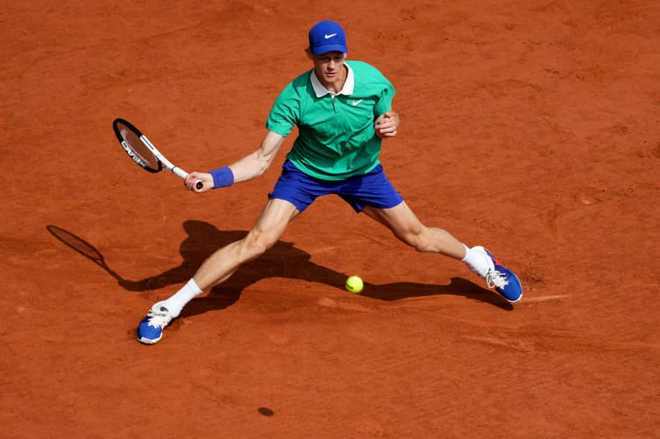 O italiano Jannik Sinner na final de Roland Garros contra o espanhol Carlos Alcaraz (Foto: Dimitar DILKOFF / AFP)