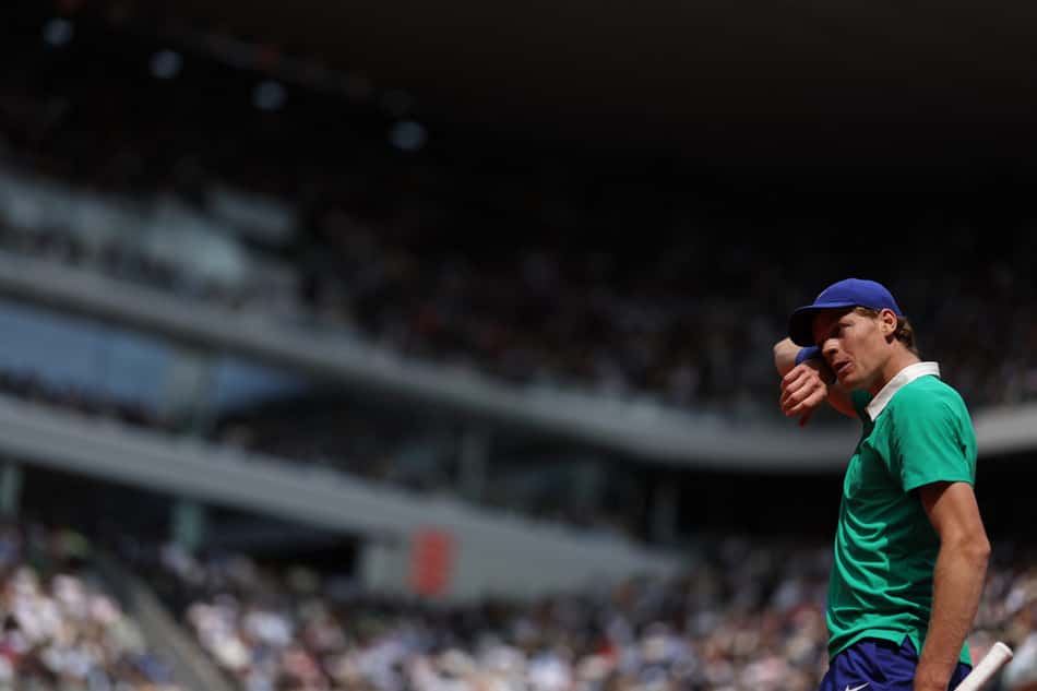 Jannik Sinner enxuga o rosto na final de Roland Garros contra Carlos Alcaraz (Foto: Alain JOCARD / AFP)