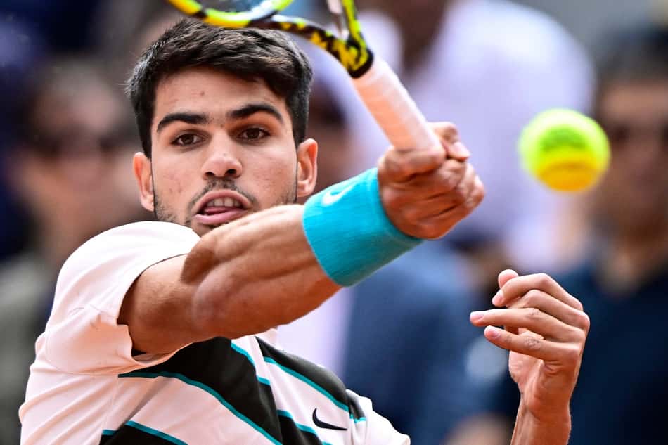 Carlos Alcaraz na final de Roland Garros contra Jannik Sinner (Foto: JULIEN DE ROSA / AFP)