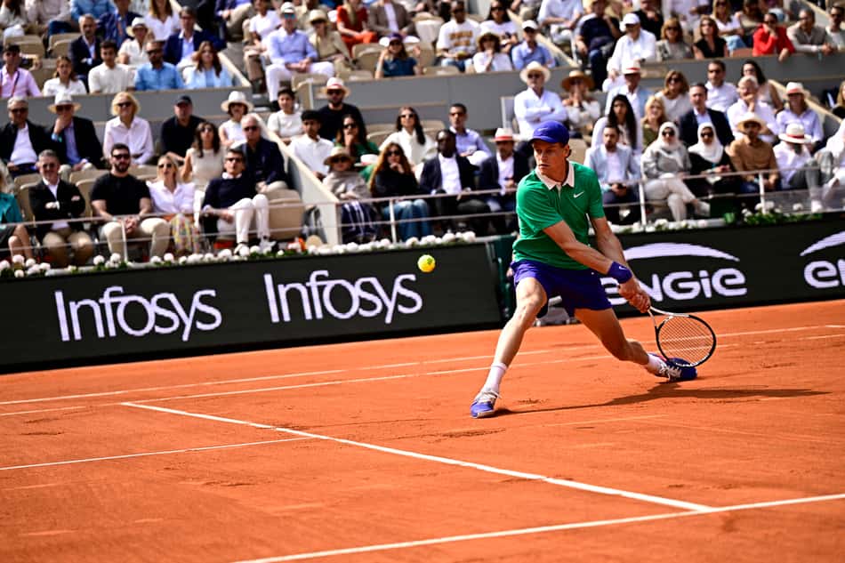 Jannik Sinner acerta o backhand na final de Roland Garros (Foto: JULIEN DE ROSA / AFP)