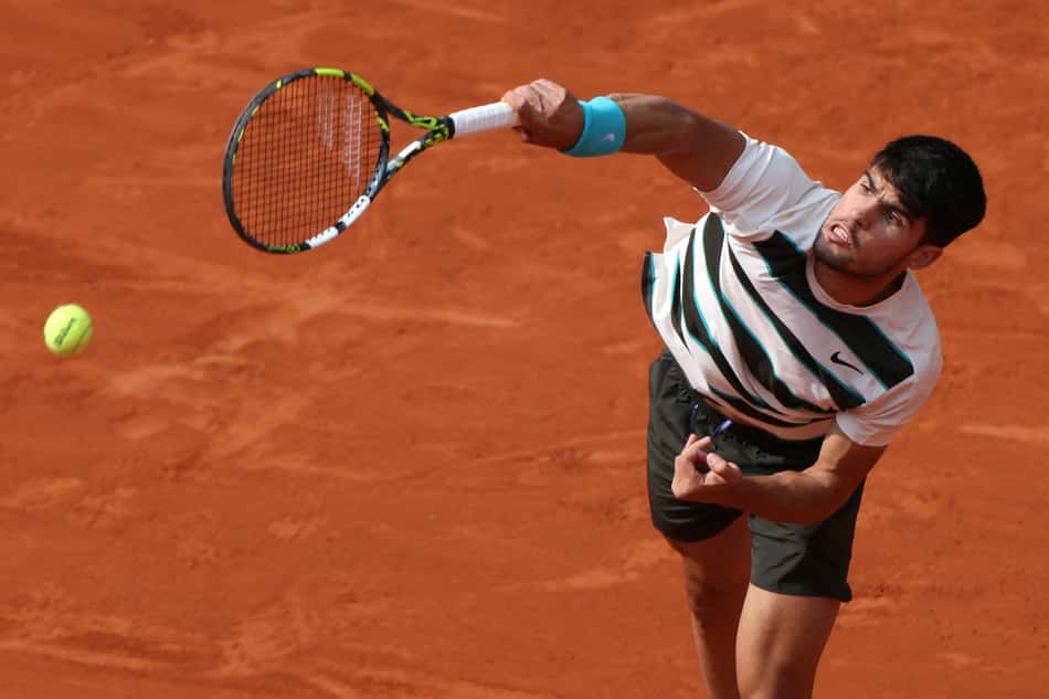 Carlos Alcaraz saca na final de Roland Garros (Foto: Alain JOCARD / AFP)