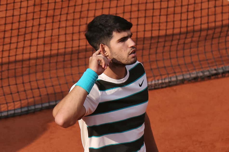 Carlos Alcaraz pede apoio do público na final de Roland Garros (Foto: ALAIN JOCARD / AFP)