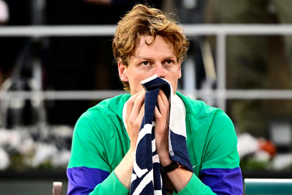 A frustração do italiano Jannik Sinner após perder a final de Roland Garros para Carlos Alcaraz (Foto: JULIEN DE ROSA / AFP)