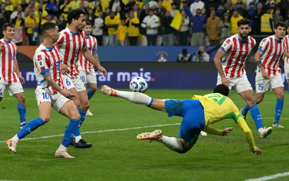 Matheus Cunha perdeu oportunidade de gol em Brasil x Paraguai (Foto: NELSON ALMEIDA / AFP)