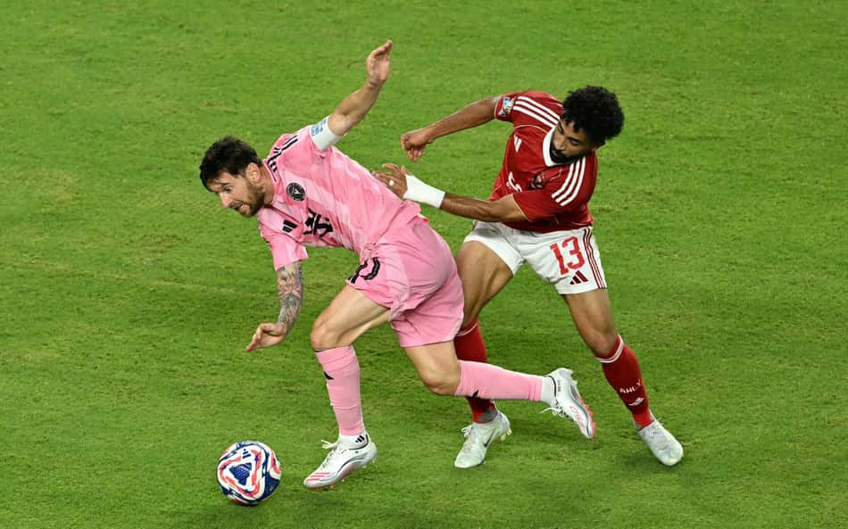 Sozinho, Messi tenta decidir, mas estreia no Mundial de Clubes termina sem gol