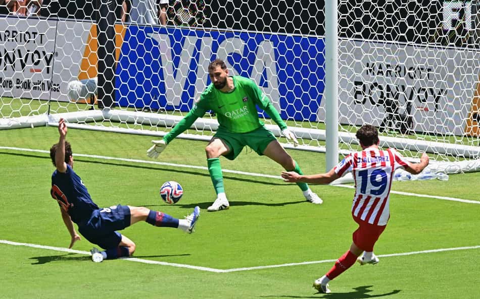 Julian Alvarez chegou a marcar para o Atlético de Madrid, mas gol foi anulado (Foto: Frederic J. Brown/AFP)