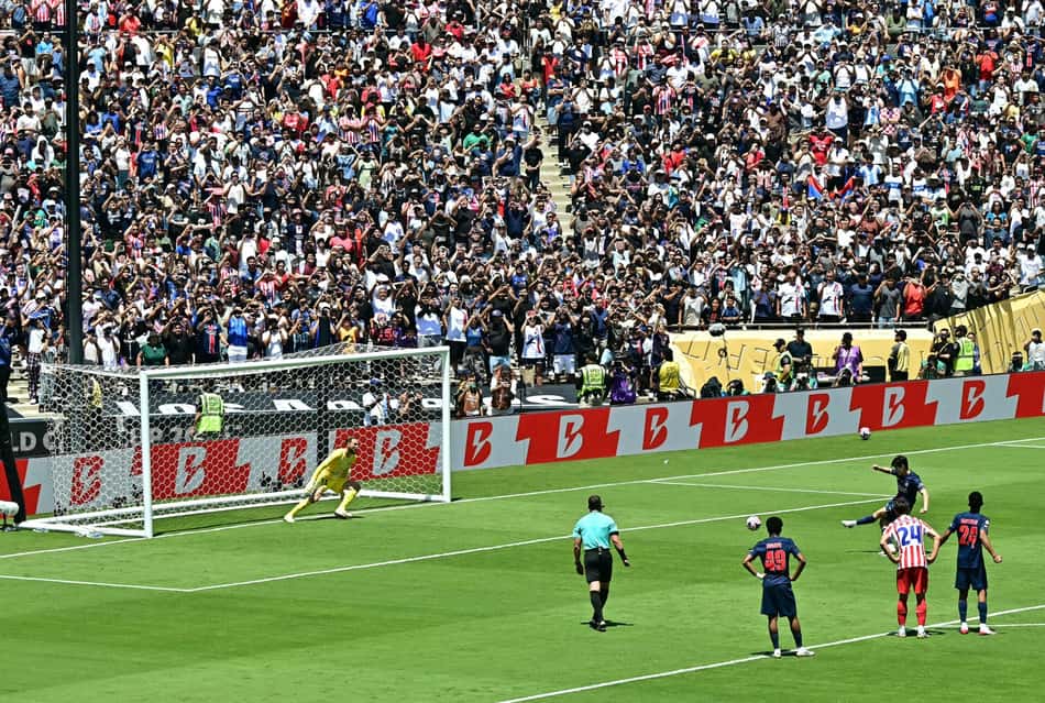 Atacante sul-coreano Lee faz, de pênalti, quarto gol do PSG sobre o Atlético de Madrid (Foto: Frederic J. Brown/AFP)