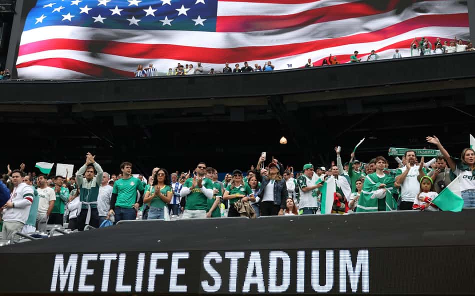 Torcida do Palmeiras contra o Porto na estreia do Mundial de Clubes (Foto: FRANCK FIFE / AFP)