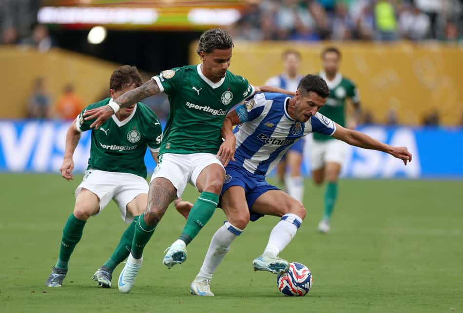 Palmeiras depende apenas dos próprios resultados para avançar às oitavas de final do Mundial de Clubes (Photo by FRANCK FIFE / AFP)