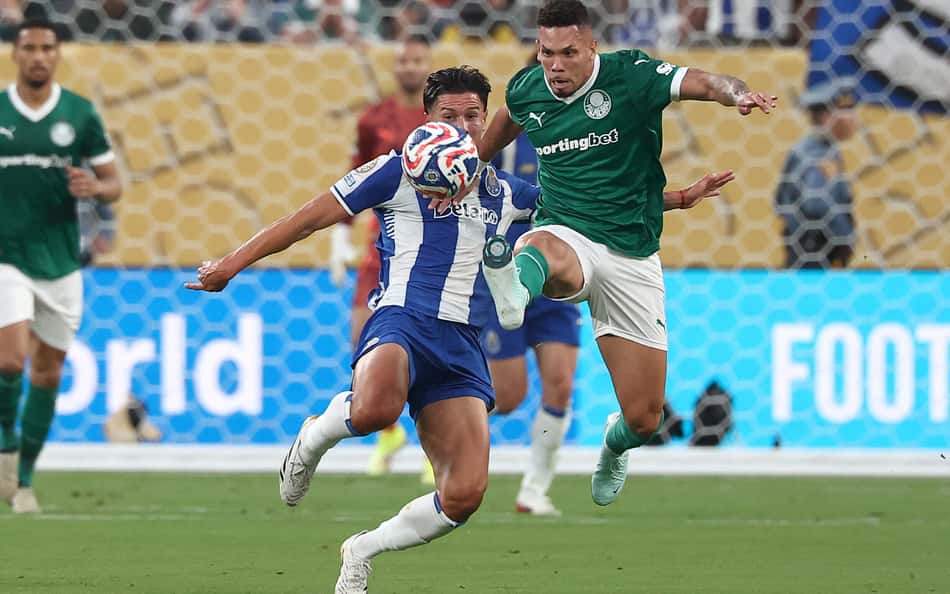 Paulinho lamenta empate com o Porto: 'Mostramos o nível que o Palmeiras joga'