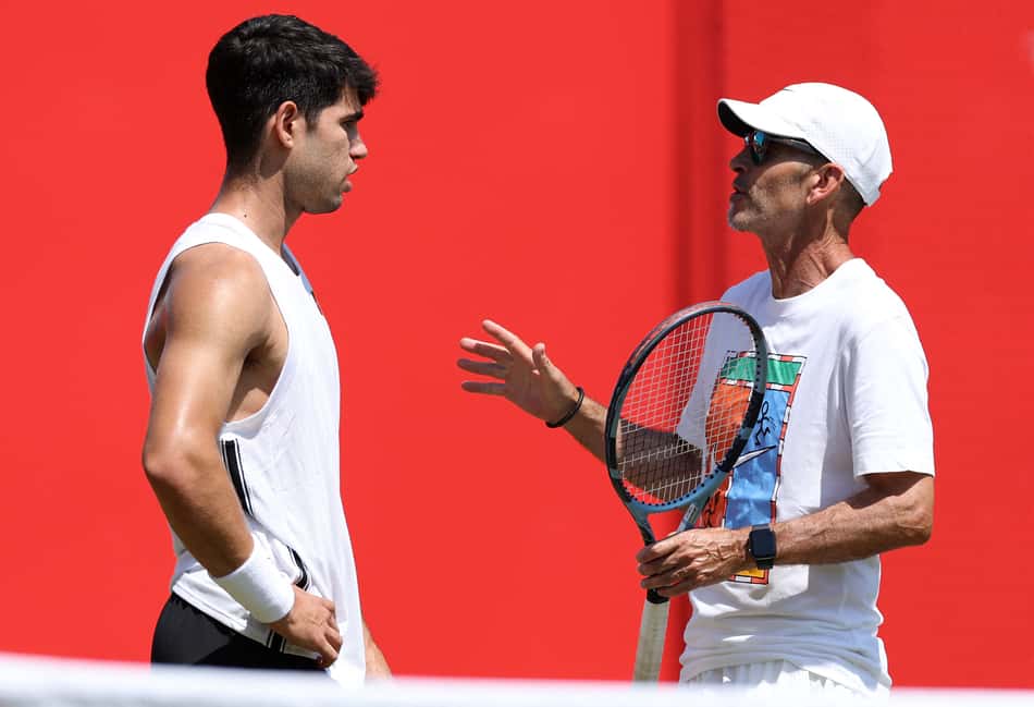 Carlos Alcaraz e o técnico Samuel Lopez (Foto: Adrian Dennis / AFP)