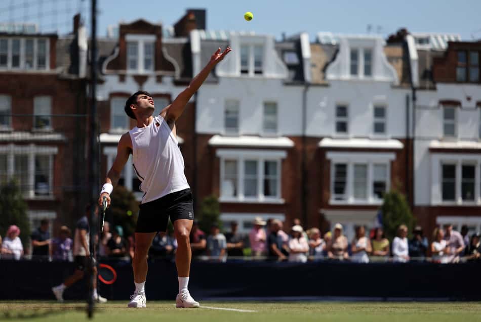 Carlos Alcaraz treina saque em Londres (Foto: Adrian Dennis / AFP)