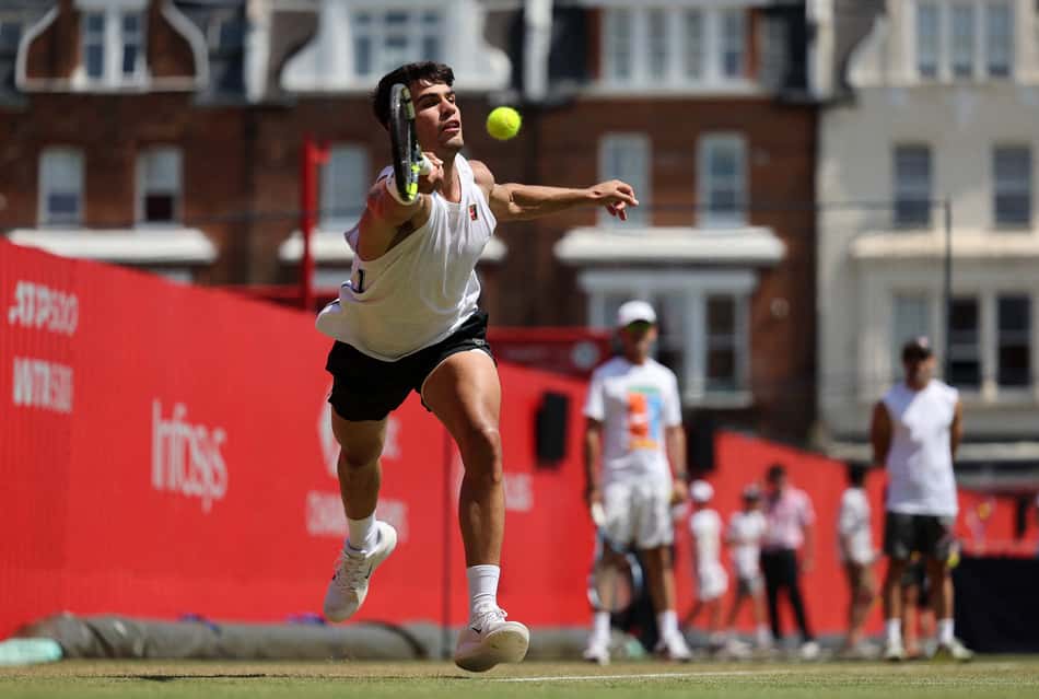 Bicampeão de Roland Garros, Alcaraz treina para a estreia em Londres (Foto: Adrian Dennis / AFP)