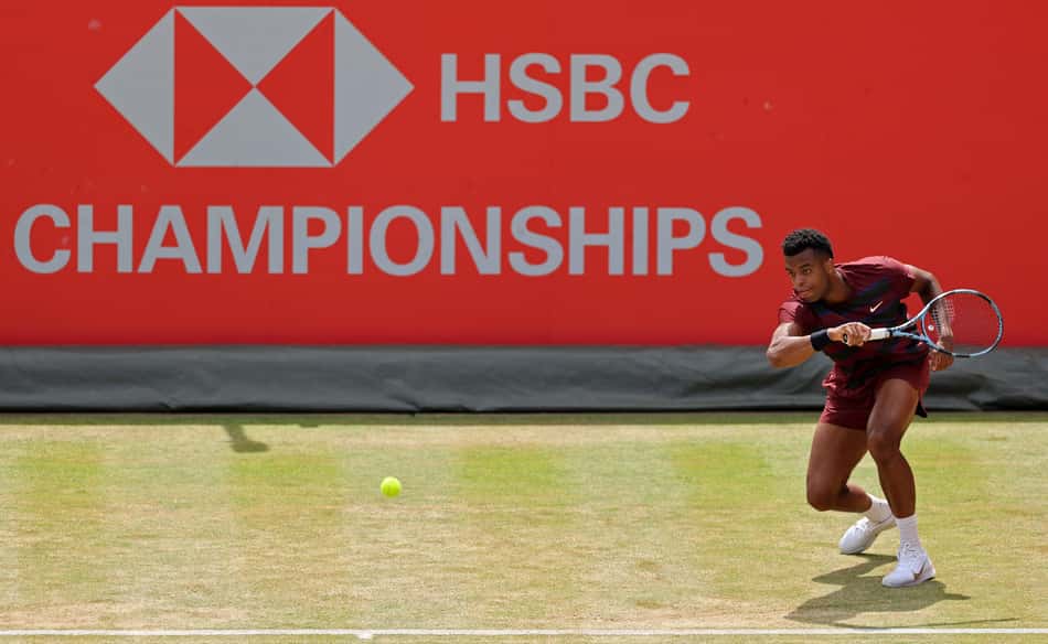 O francês Giovanni Mpetshi Perricard na partida contra o americano Brandon Nakashima (Foto: Adrian Dennis / AFP)