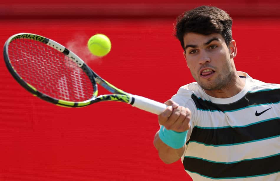 Carlos Alcaraz, bicampeão de Wimbledon, na estreia no ATP 500 do Queen's Club, de Londres (Foto: Adrian Dennis / AFP)