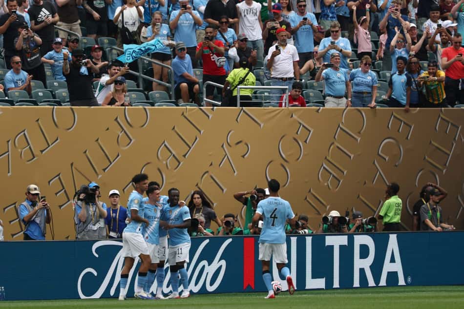 Jogadores do City comemoram gol de Foden contra o Wydad no Mundial (Foto: FRANCK FIFE / AFP)