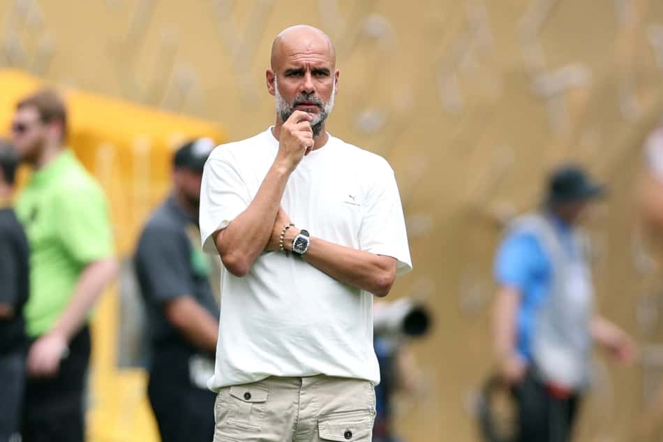 Guardiola na beira de campo em Manchester City x Wydad Casablanca no Mundial (Foto: CHARLY TRIBALLEAU / AFP)